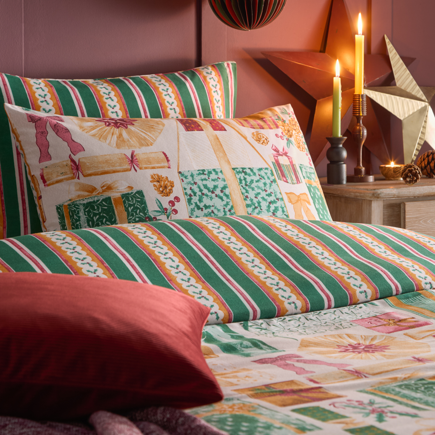 All Wrapped Up Reversible Printed Duvet Cover Set Single - Emerald Red