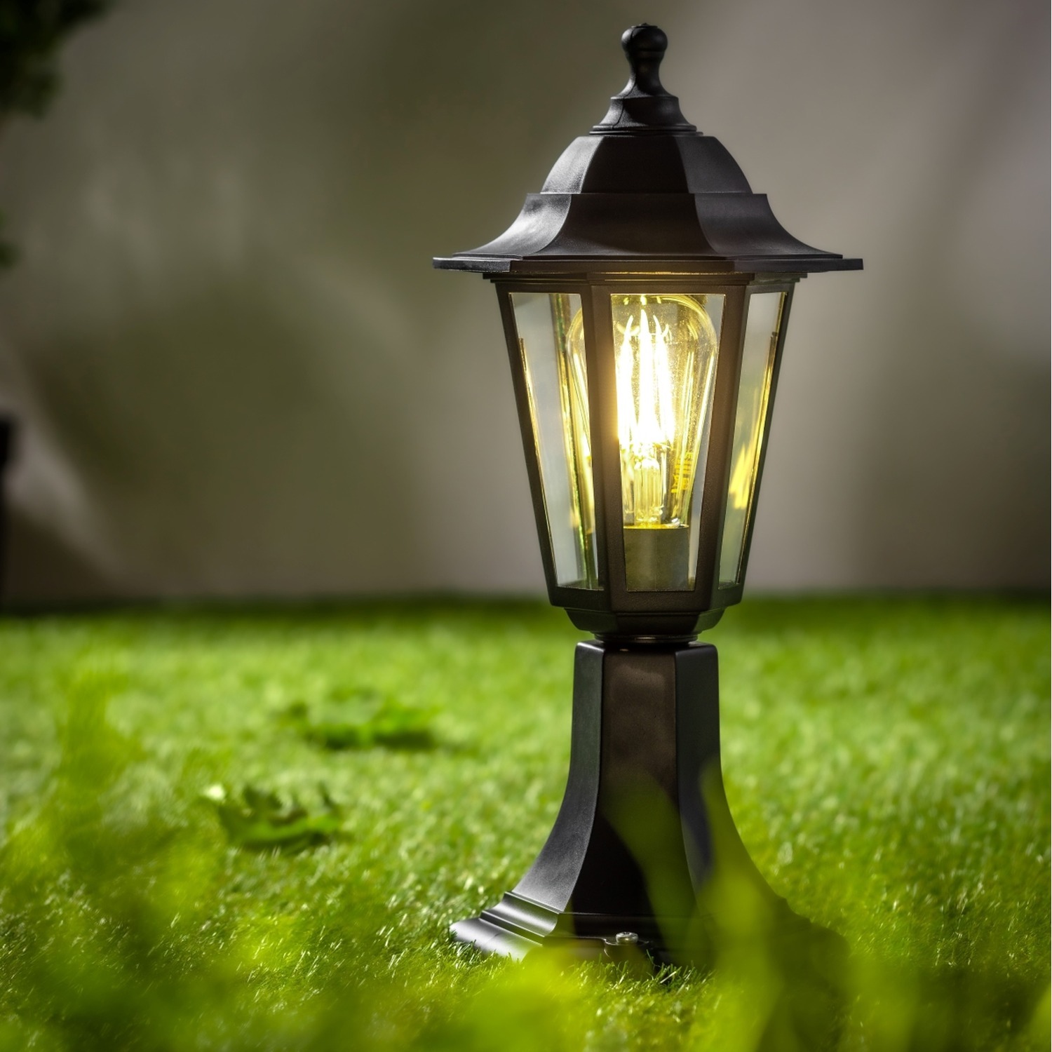 Cgc Lighting Unisex Black 'Yasmin' Outdoor Traditional Lantern Style Medium Post Light - Image 2