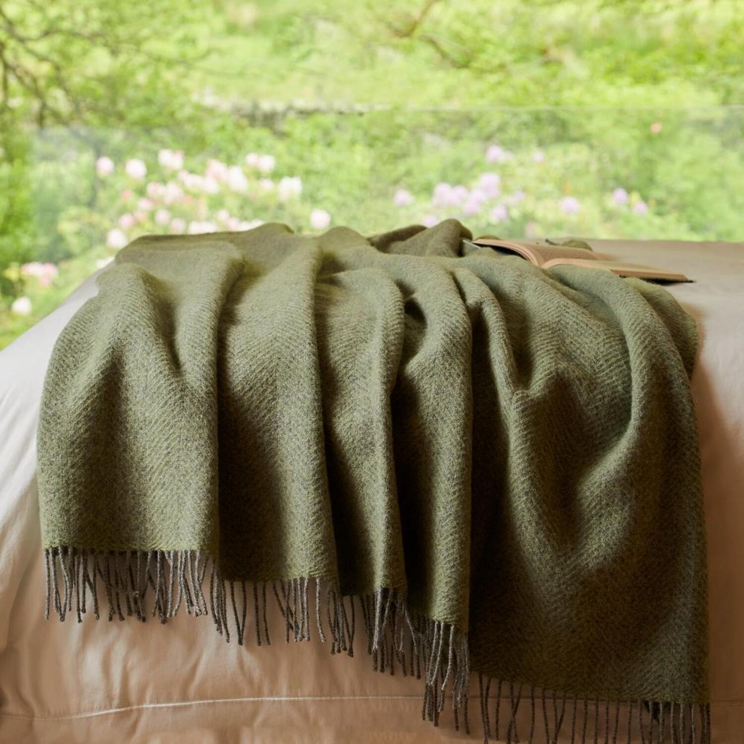 Tweedmill Beehive XL ThrowBlanket - Light Green