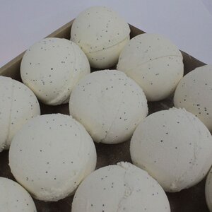 Simply Vanilla Bath Bomb with Shea Butter Poppy Seeds Gift Box Offer