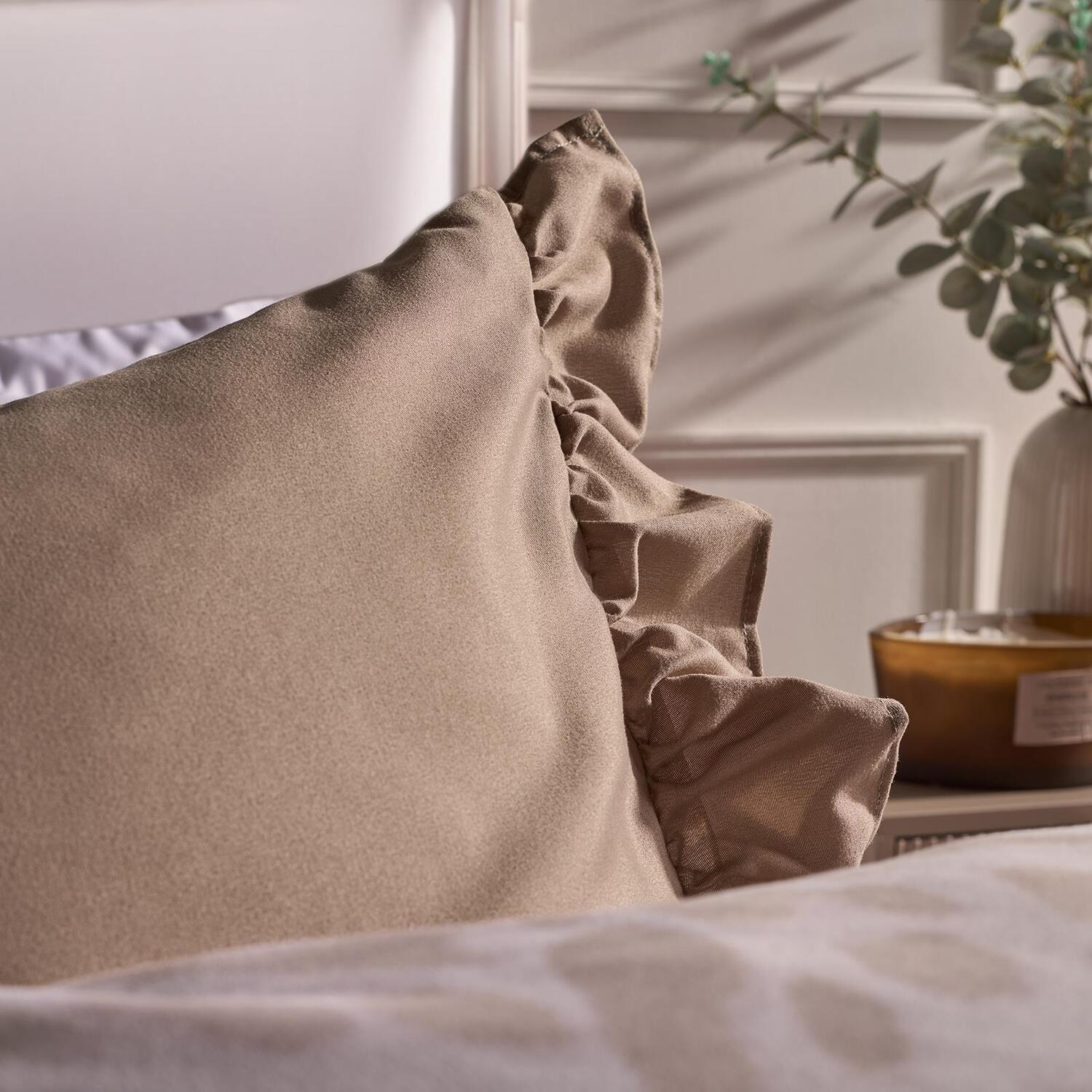 OHS 2 x Frill Edge Decor Pillowcases Microfibre Pillow Covers in Natural | Size: Standard Pillow Case