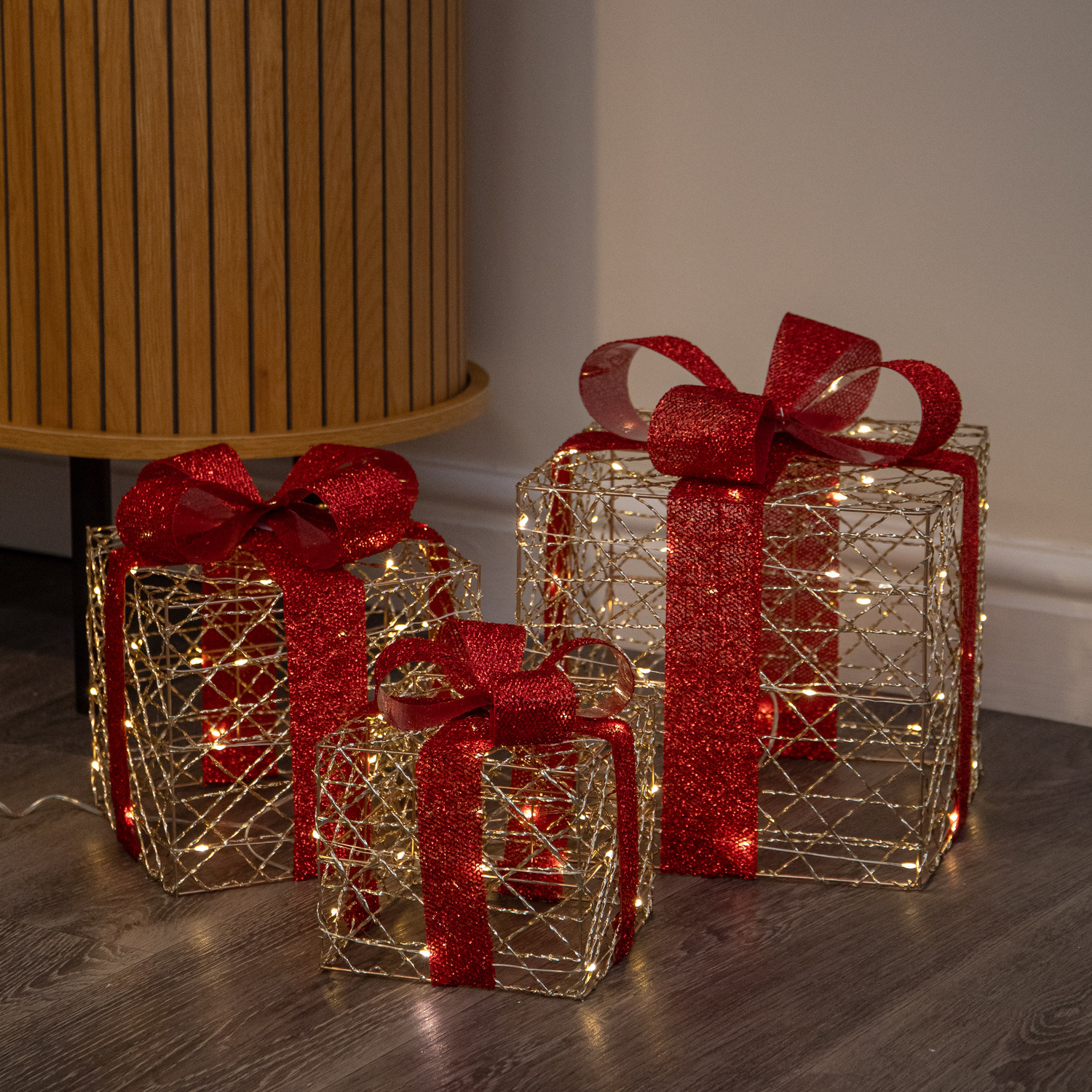 90 Warm Led Parcel Christmas Decoration Set Of 3 White/Gold Samuel Alexander - Image 4
