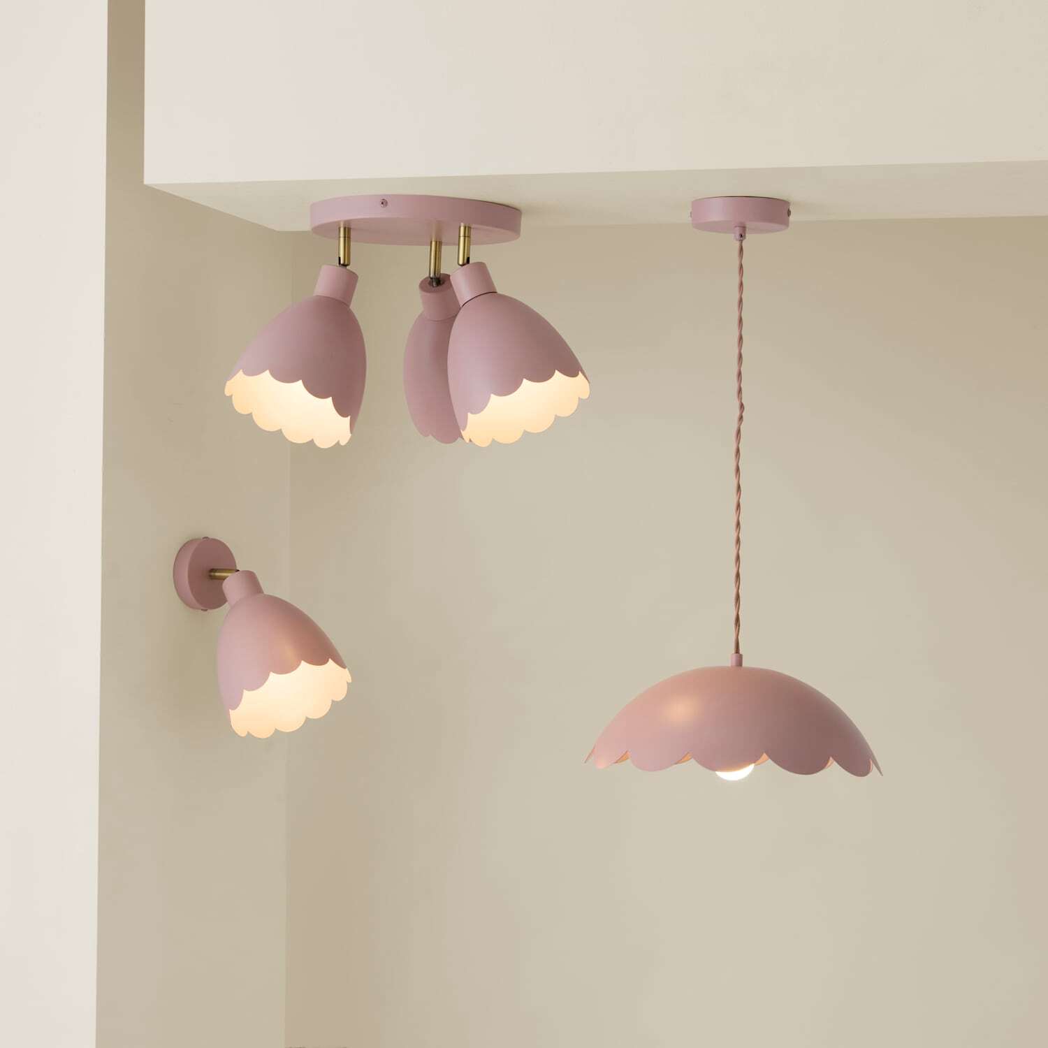 Valuelights Millie Scallop Adjustable Wall Light - Rose Pink / 0.35Kg / Metal