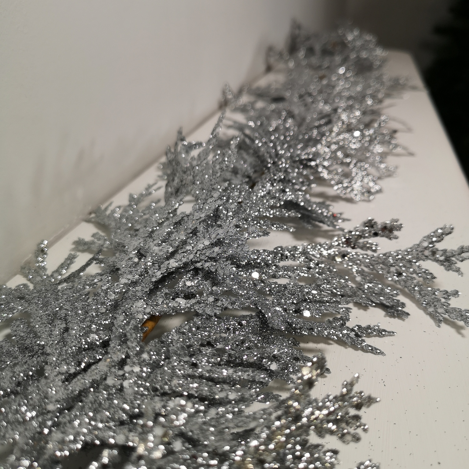 Glitter cedar hanging deco with cones