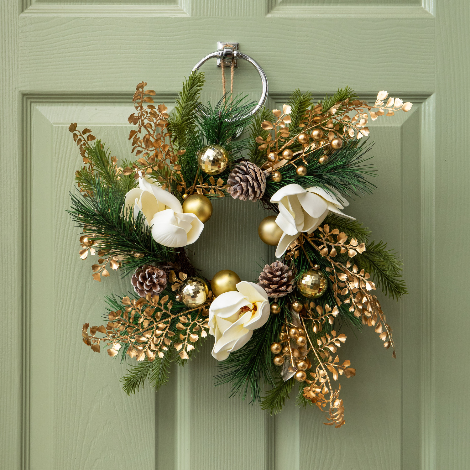 Rackhams Gold/White 40Cm Champagne Magnolia Decorated Christmas Wreath - Image 3