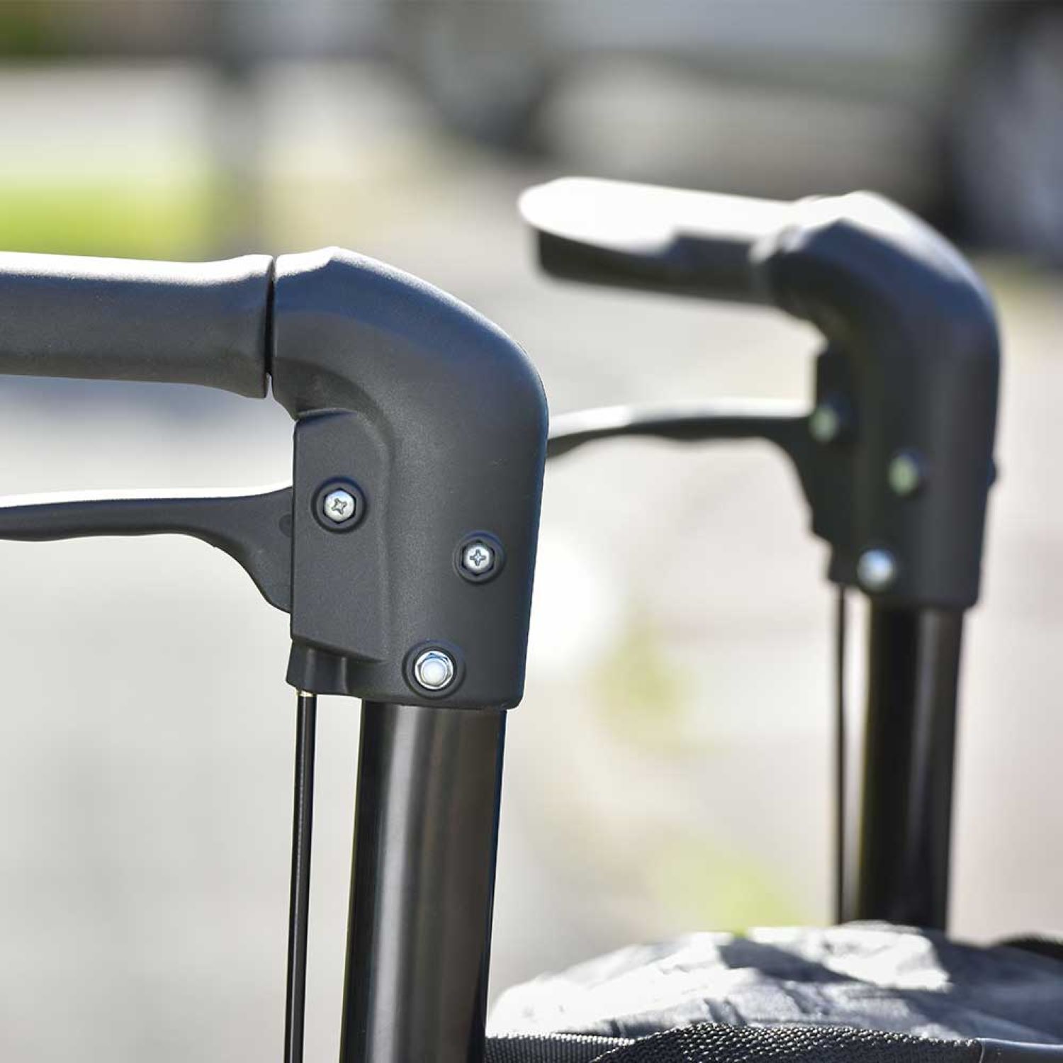 NRS Healthcare Freestyle 3-Rad-Rollator – Leichter & Stylischer Gehrollator In Silber | Höhenverstellbar | 5 Kg
