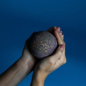 Dubai Bath Bomb Emerald Oudh Truffle with Honey Chocolate