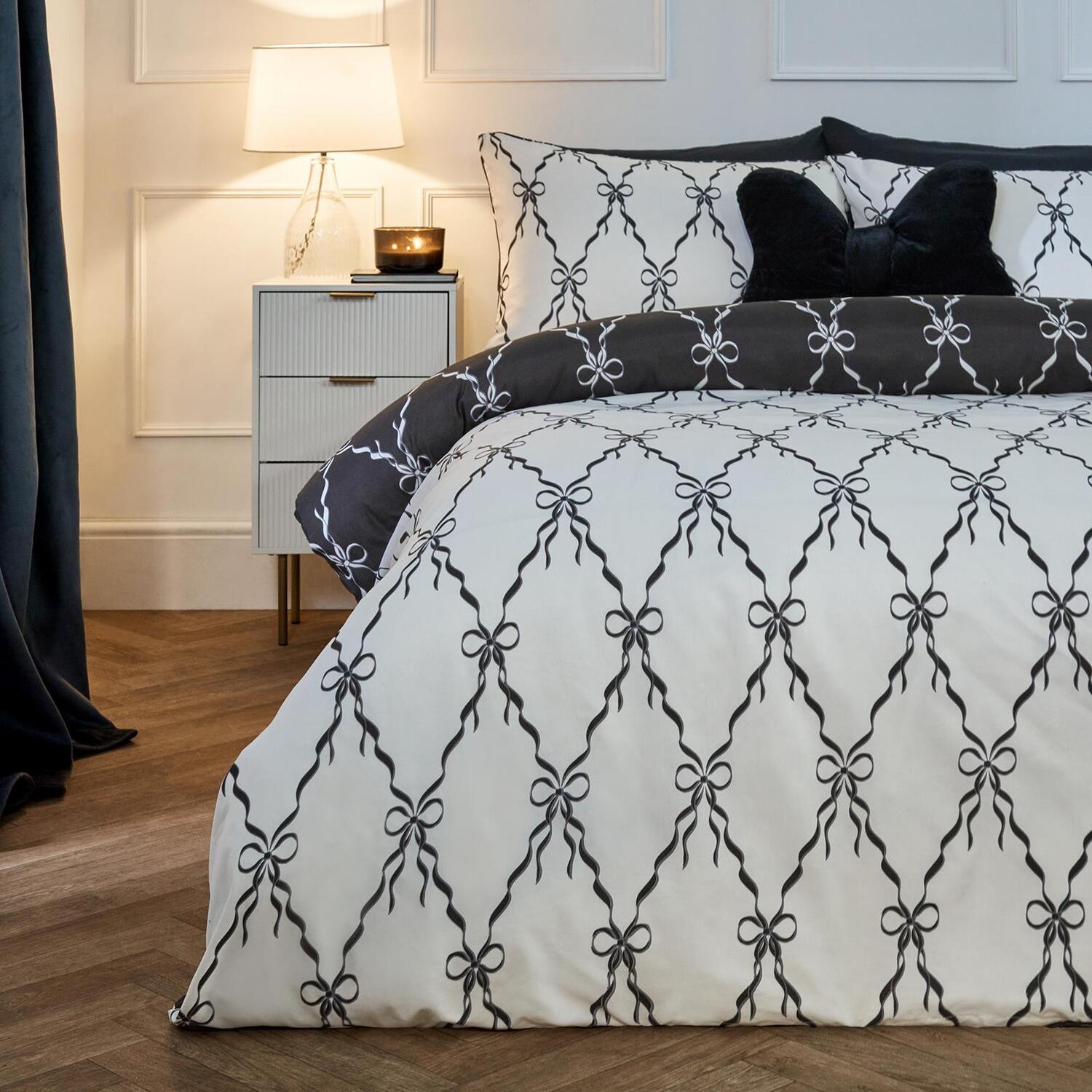 OHS Bow Lattice Microfibre Reversible Duvet Cover Set with Pillowcase in White | Size: Double