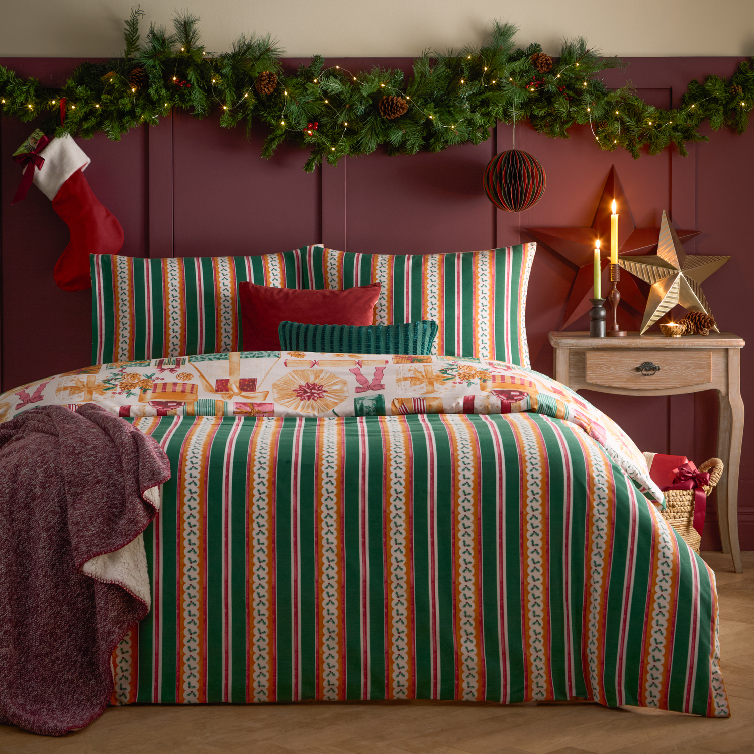 All Wrapped Up Reversible Printed Duvet Cover Set Single - Emerald Red