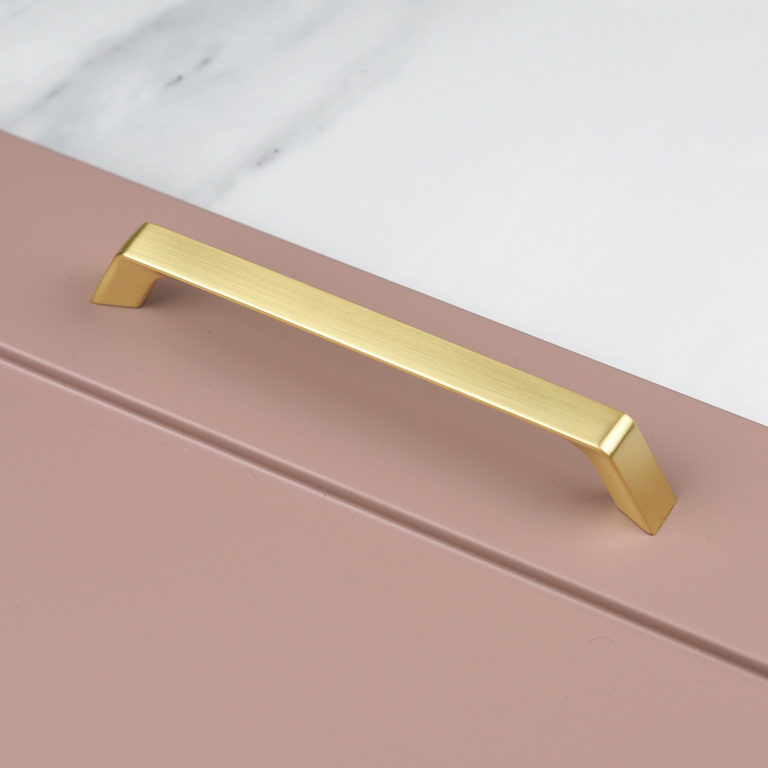 Handle & Home Modern Tapered End D-Bar Cabinet Handle - Brushed Brass / 160Mm