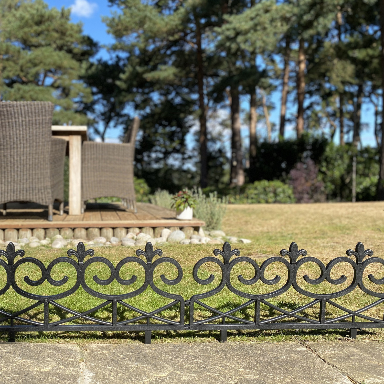 Fleur de Lys Black Plastic Lawn Edging