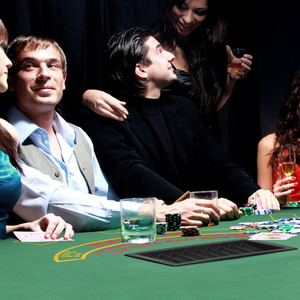 HOMCOM 7 Player Poker Table with Chip Tray Cup Holders 182 cm Green
