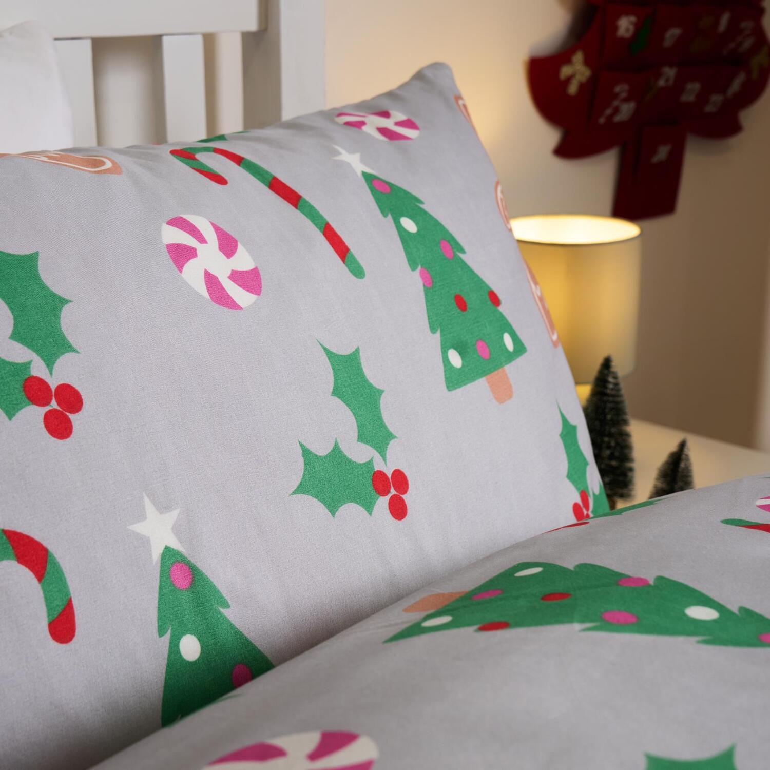 OHS Gingerbread Man Reversible Bedding Set Duvet Cover with Pillowcase in Grey | Size: Double