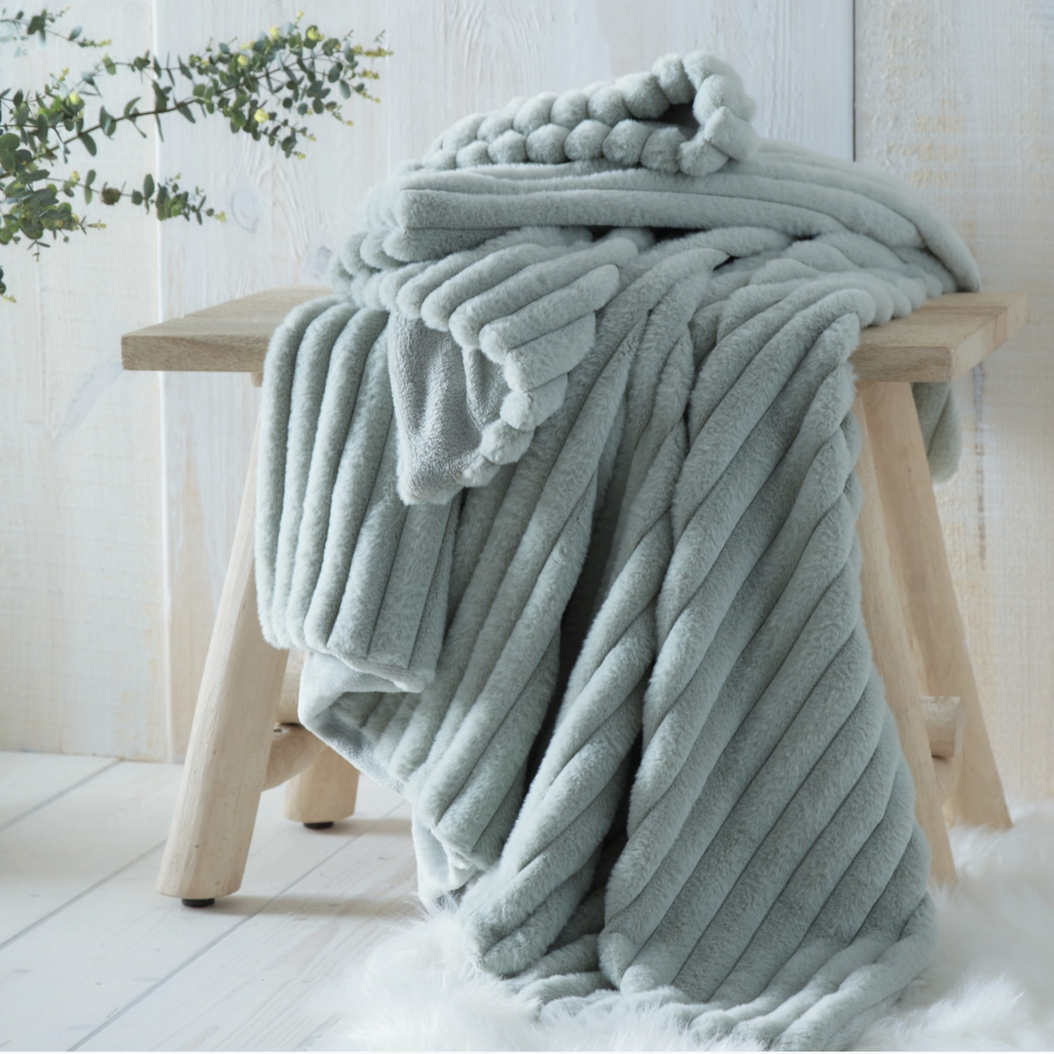 Julian Charles Green Morritz Faux Fur Throw (130Cm X 180Cm) - One Size - Image 5