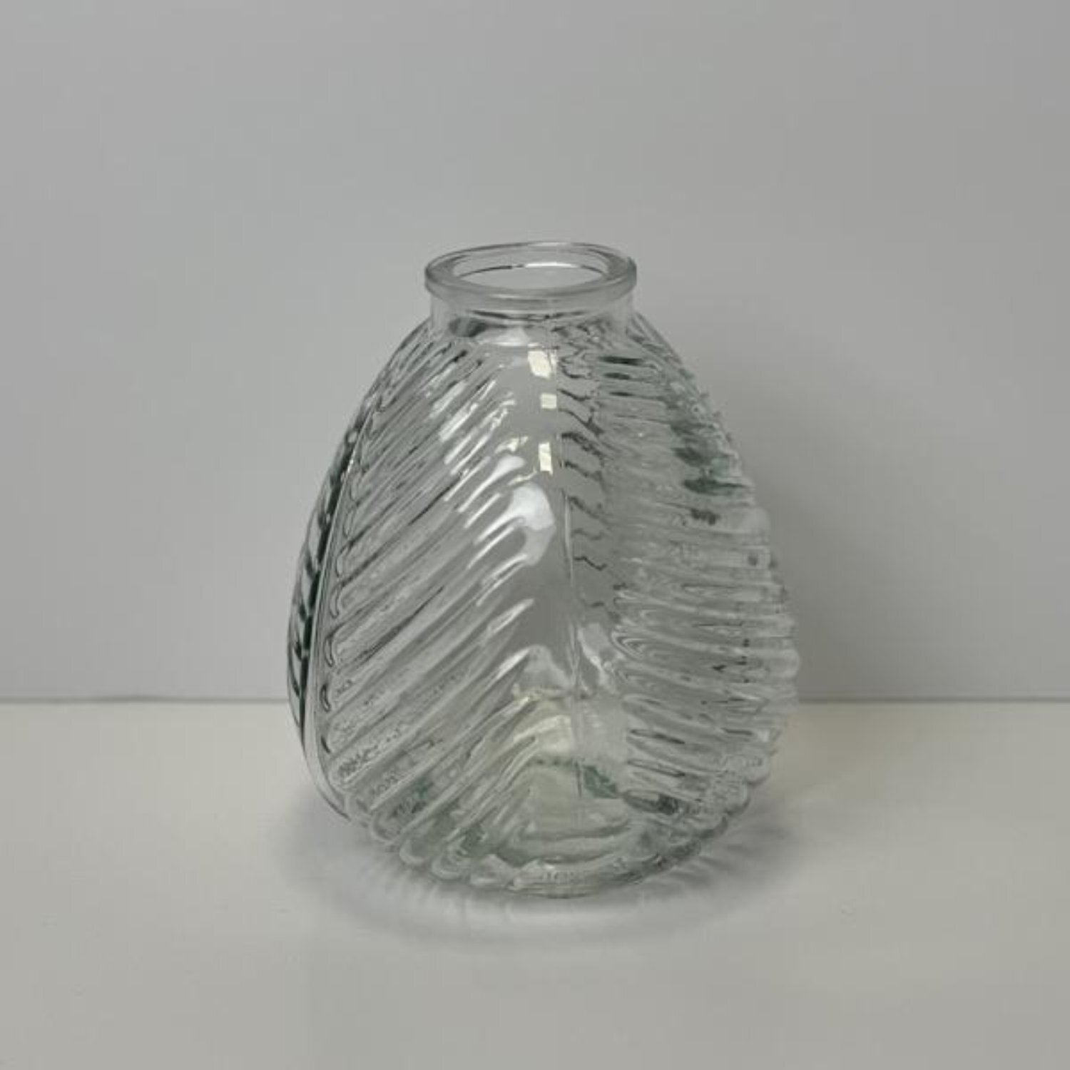  - Charming Clear Leaf Bottle Vase - Image 3