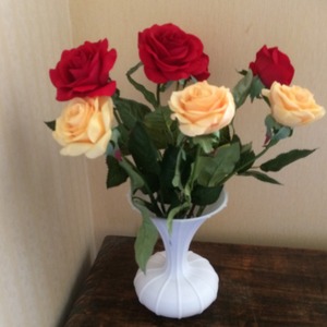 Bulbous vase with roses