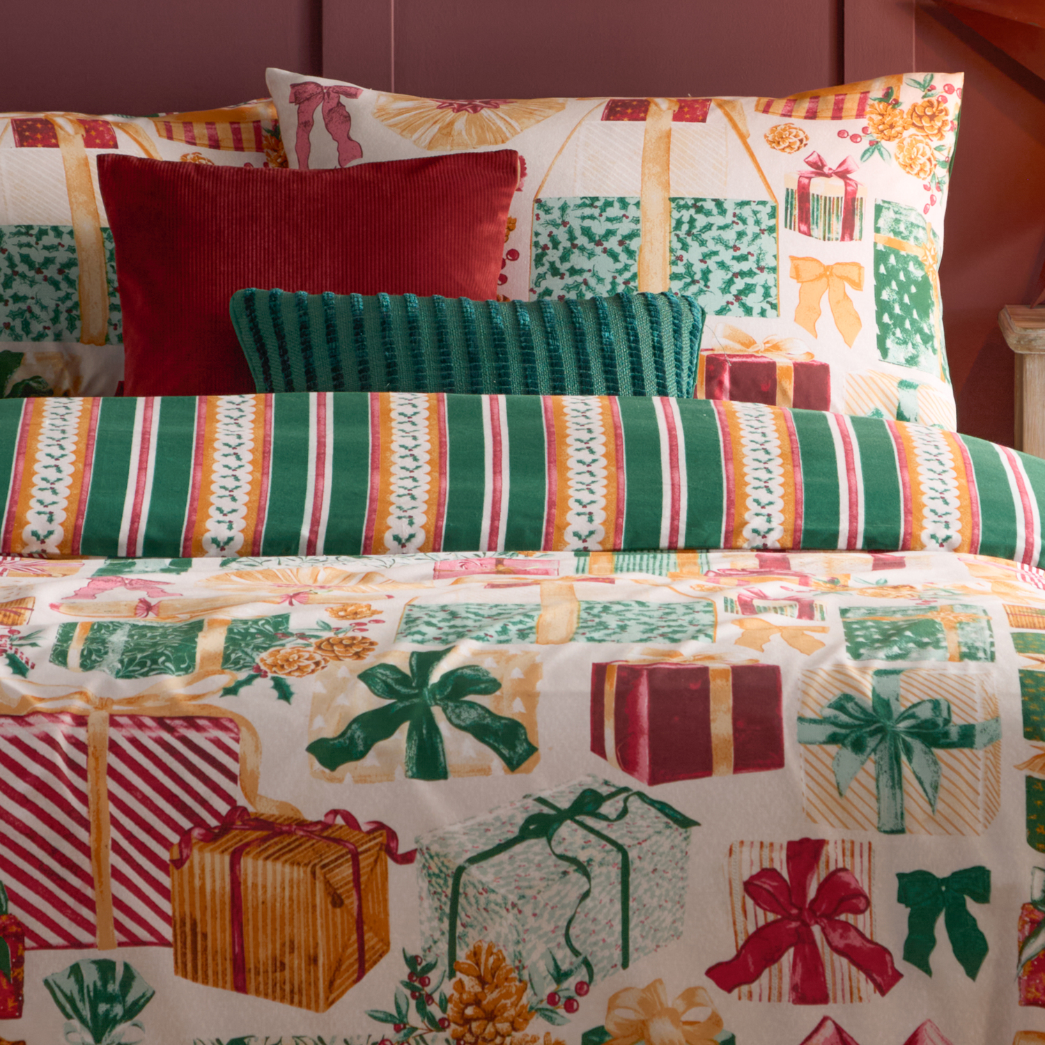 All Wrapped Up Reversible Printed Duvet Cover Set Double - Emerald Red