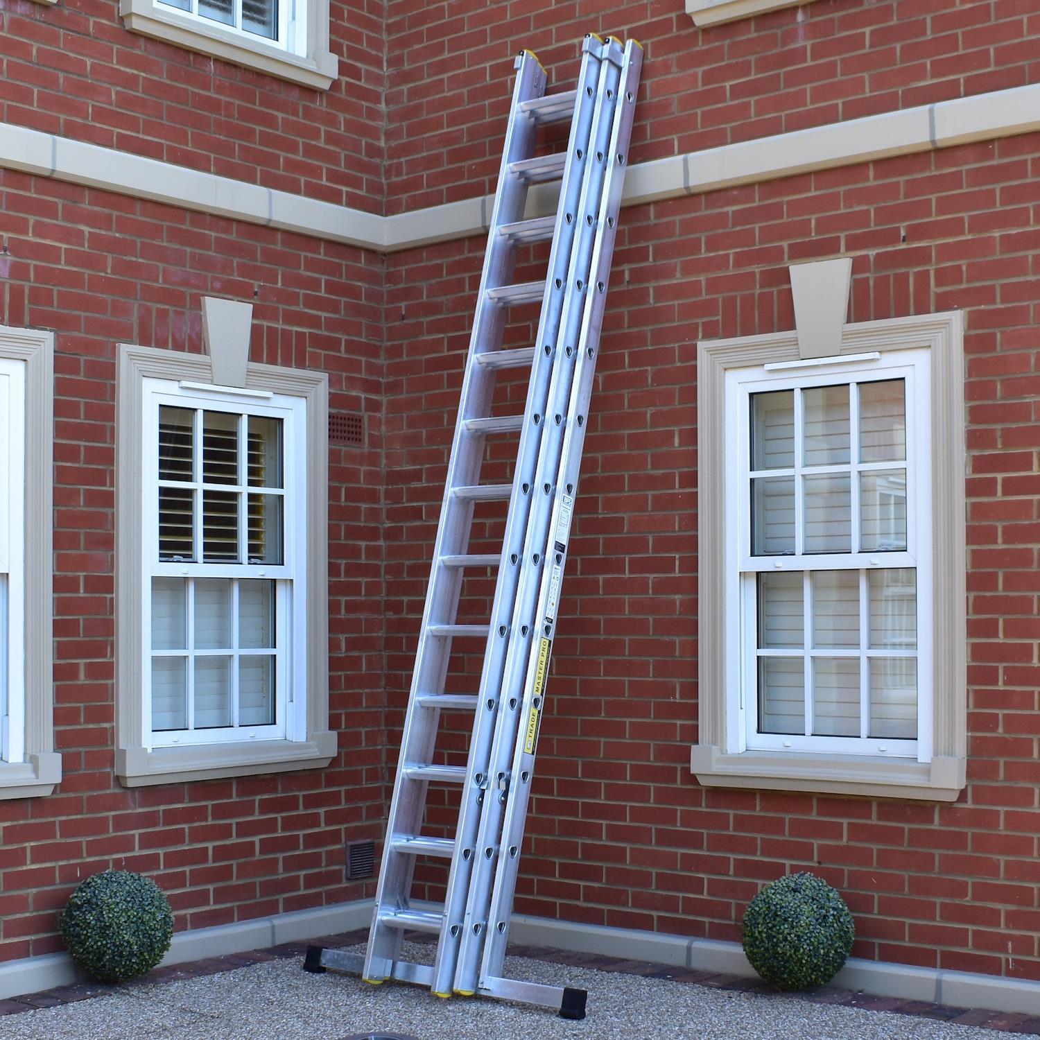 B&Q - 9.00M 3 Section Extension Ladder - Image 2