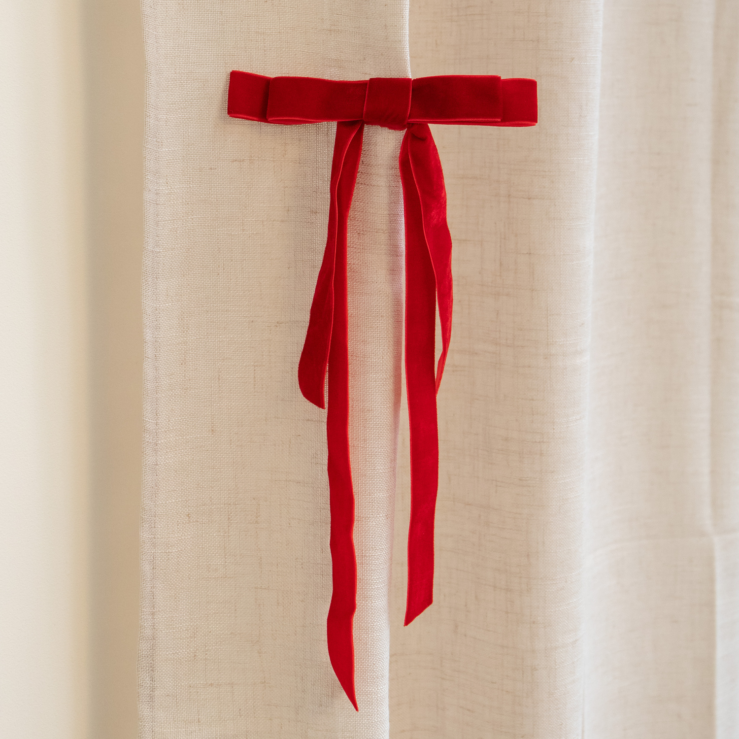 Samuel Alexander Set Of 8 Red Velvet Christmas Clip-On Bows
