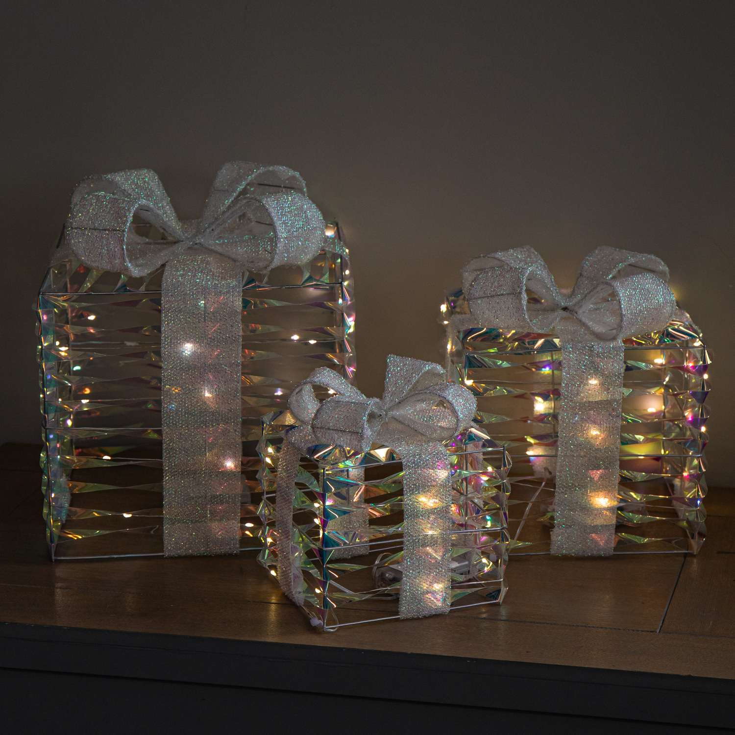 Samuel Alexander 30Cm Set Of 3 Battery Operated Light Up Star Shimmer Christmas Parcels With 90 Warm White Leds - White