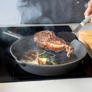 KitchenCraft Deluxe Cast Iron 24cm Round Plain Grill Pan