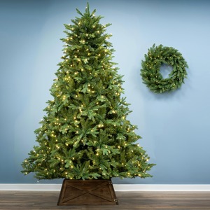 The Pre-lit Woodland Pine Tree with Hinged Branches