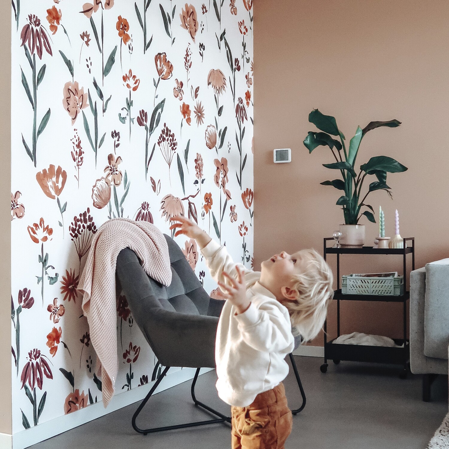 Grandeco Fdlower Ray 4 Lane Repeatable Wallpaper Mural - Pink