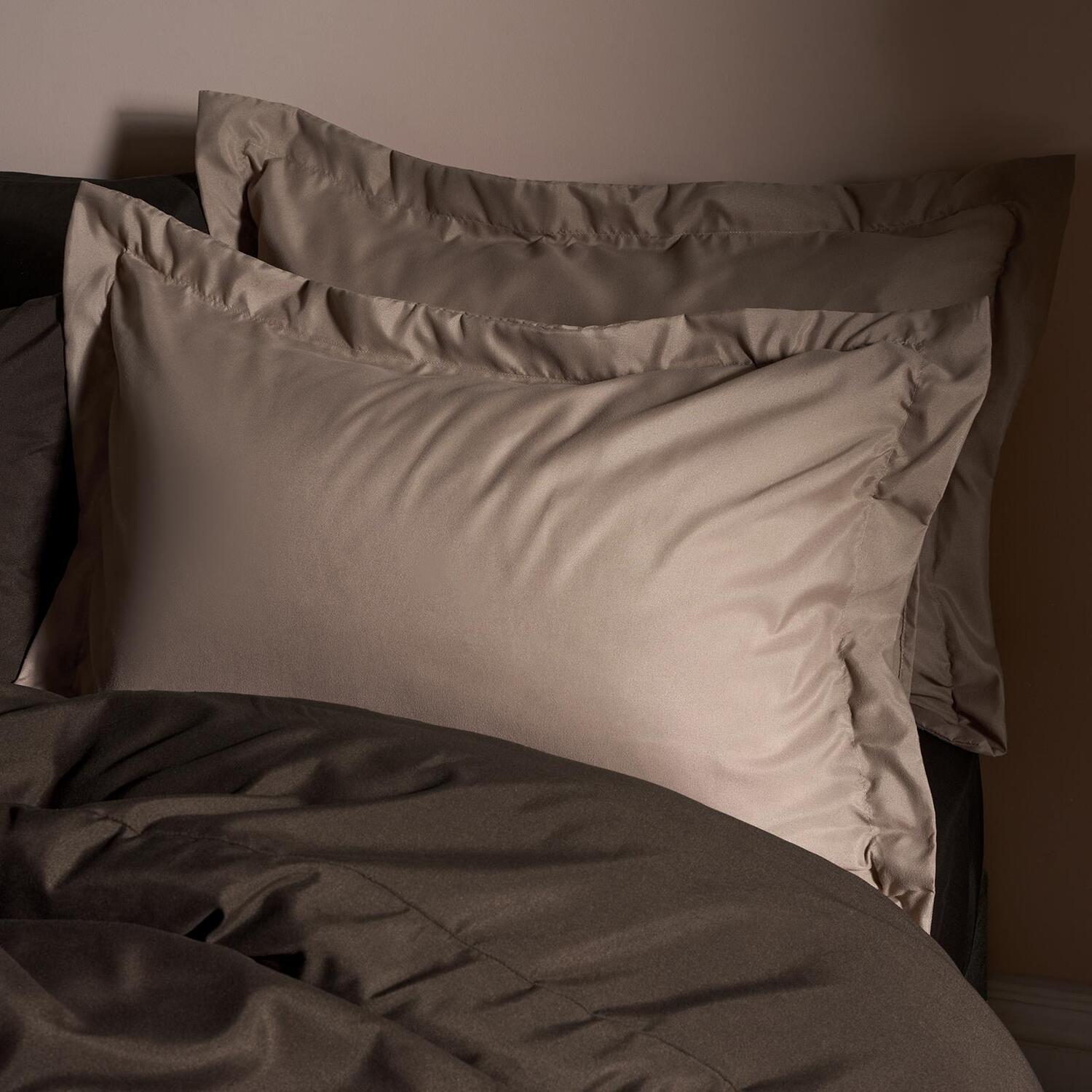 OHS 2 x Plain Dyed Oxford Pillowcases Soft Microfibre Pillow Cover Set in Natural | Size: Standard Pillow Case