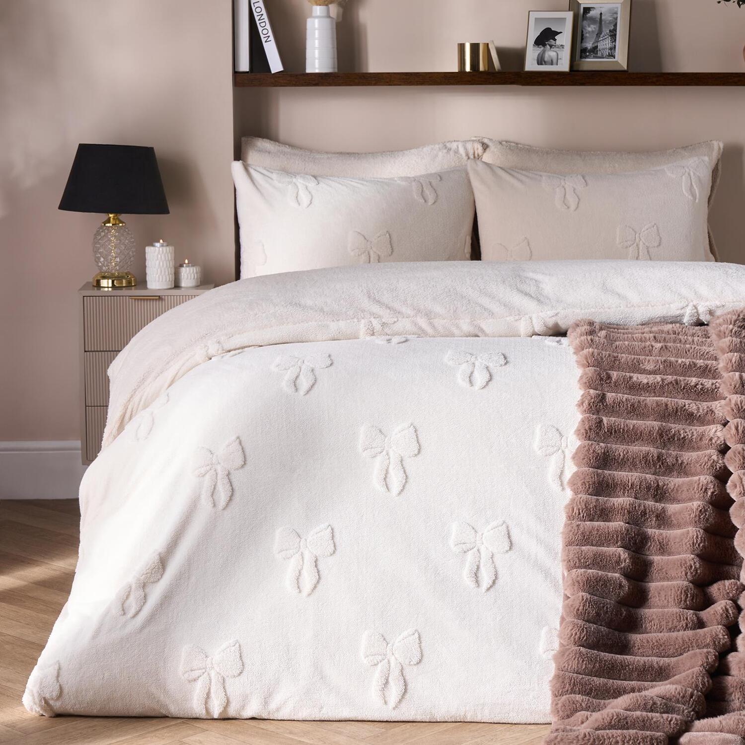 OHS Bows Tufted Teddy Fleece Super Soft Duvet Set with Pillowcase in Ivory | Size: King