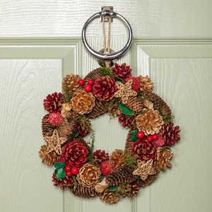 Hanging Christmas Wreath with Pinecones