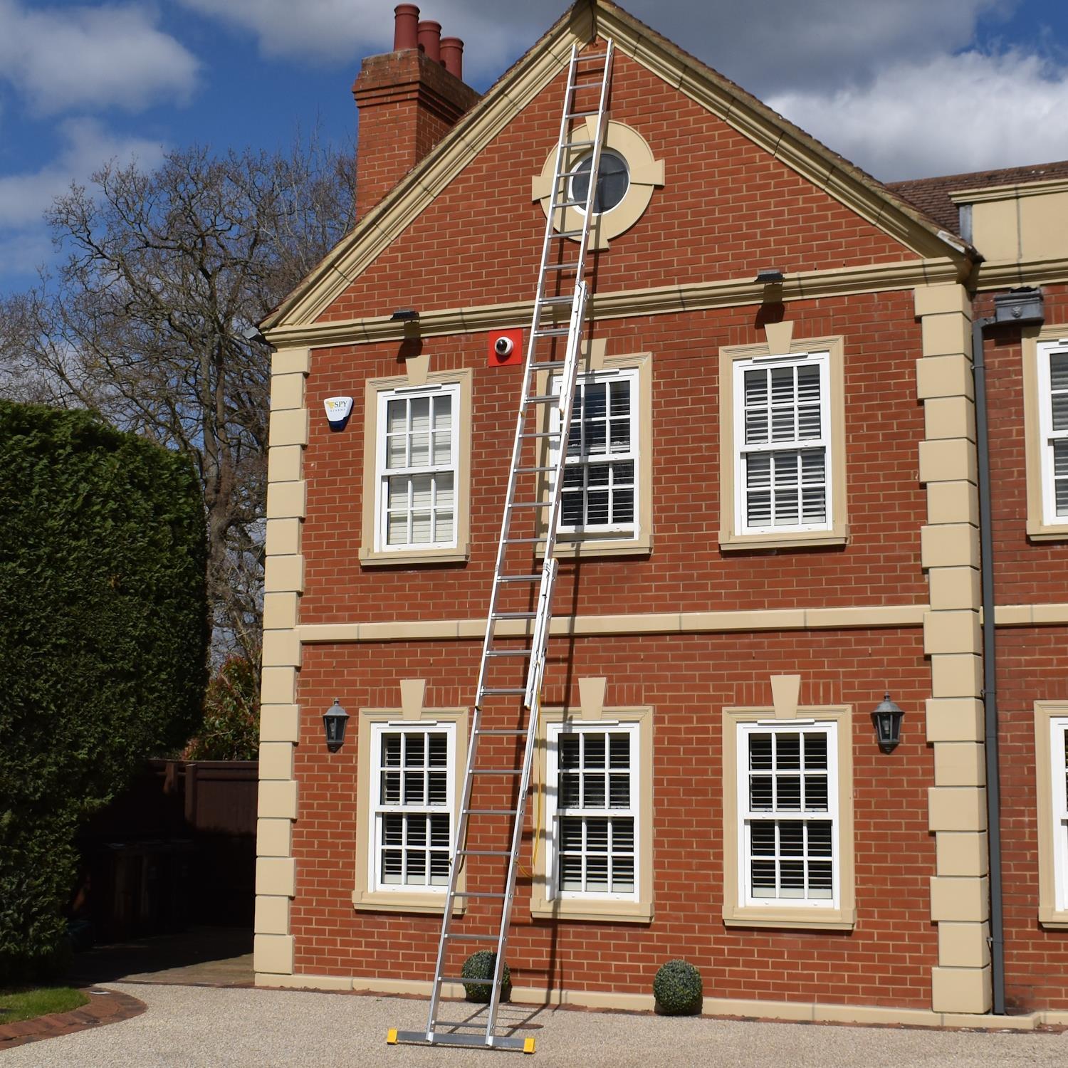 Trade Master Pro® 3 Section Extension Ladder | Auto Locking Clips | Aluminium | Anti Slip Stabiliser bar | Massive 150kg Weight Rating | EN131 Pro Certified | Size: 7.96m - Image 2