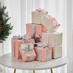 7x Christmas Gift Boxes Ornament in Pink