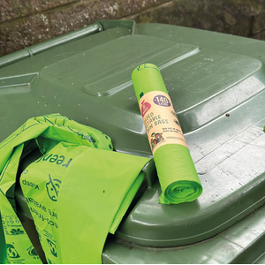Green 140 Litre Compostable Wheelie Bin Liners 4 rolls of 5 bags (20 bags total)  shot 7250924