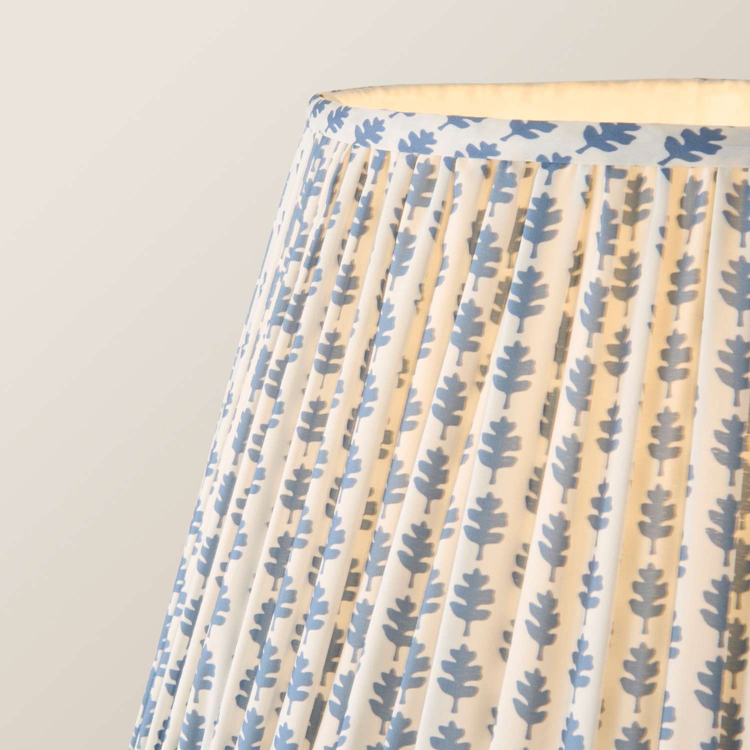 Valuelights Morrigan Cream Scallop Shelf Tripod Floor Lamp With Navy Ditsy Pleated Shade And Warm White Bulb - Image 4