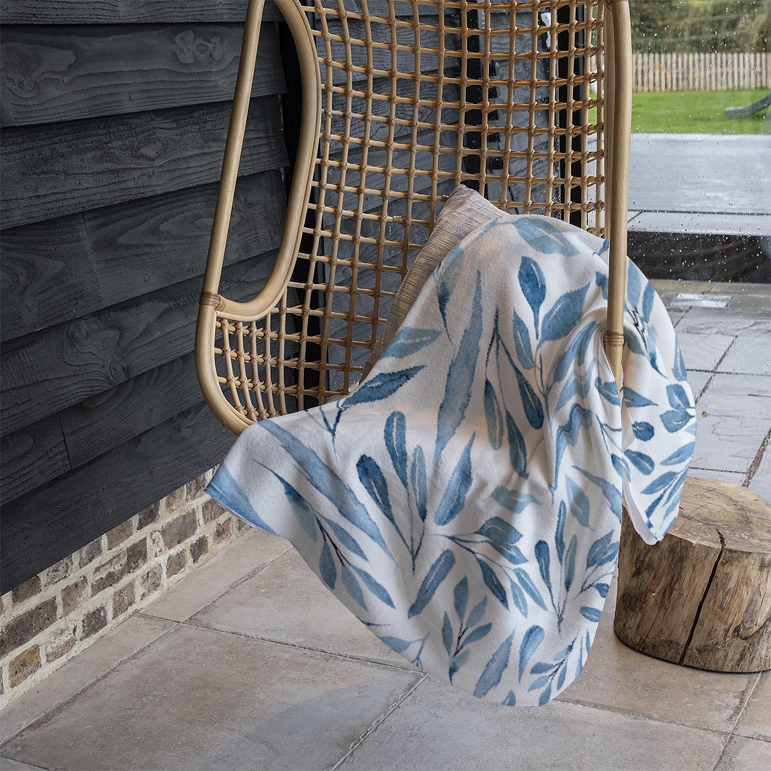 Watercolour Blue Branches With Leaves Blanket - Blue