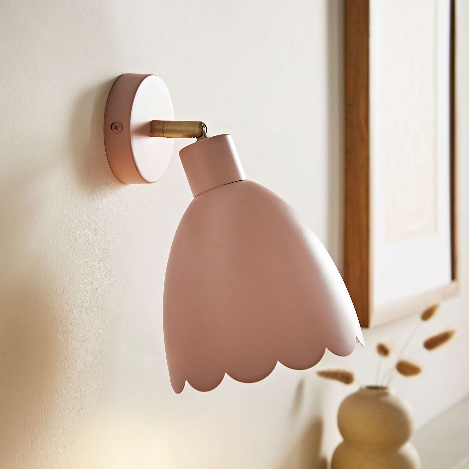 Valuelights Millie Scallop Adjustable Wall Light - Rose Pink / 0.7Kg / Metal