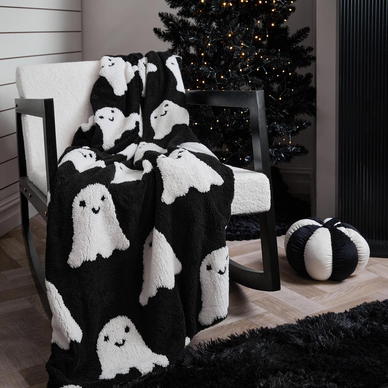 OHS Tufted Ghost Fleece Throw Ultra Soft Halloween Blanket in Black | Size: 120 cm x 150 cm
