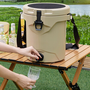 Portable Insulated Ice Chest Box with Spigot