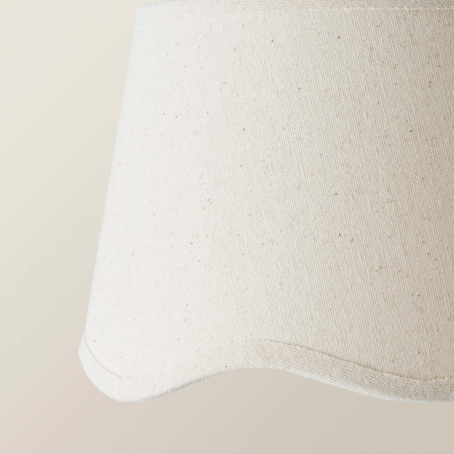 Valuelights Unisex Natural Mabel Linen Small 20Cm Scallop Edge W/ Trim Lamp Shade W/ Bulb In - Image 2