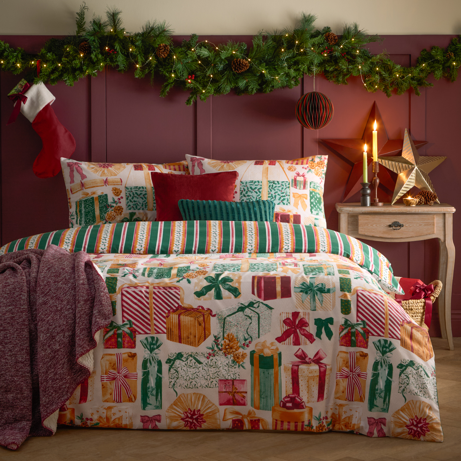 All Wrapped Up Reversible Printed Duvet Cover Set Single - Emerald Red